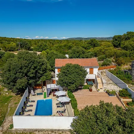 فيلة Natura Zadarvillas